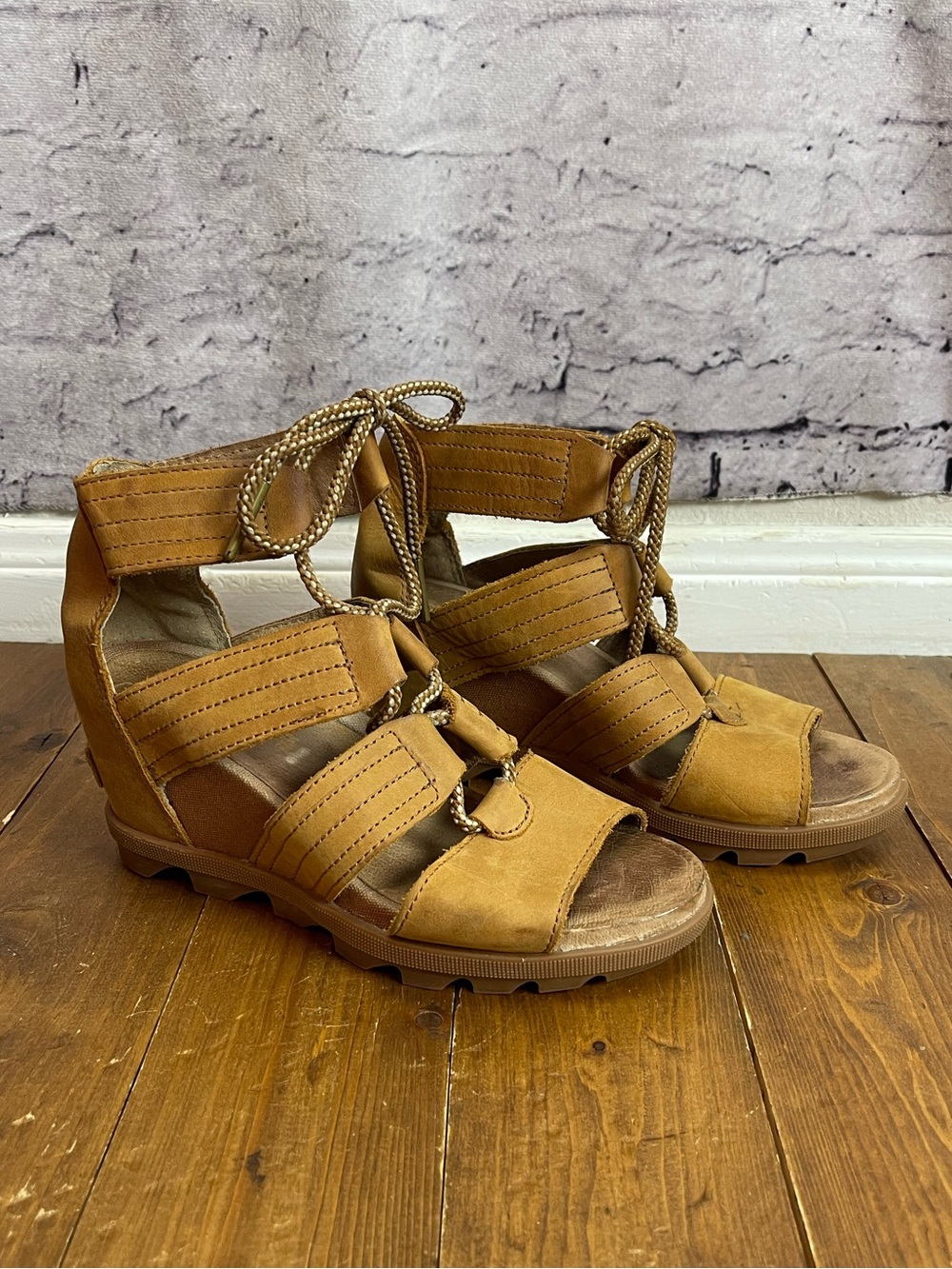 Sorel size 6 Joanie II lace up leather wedge sandals tan